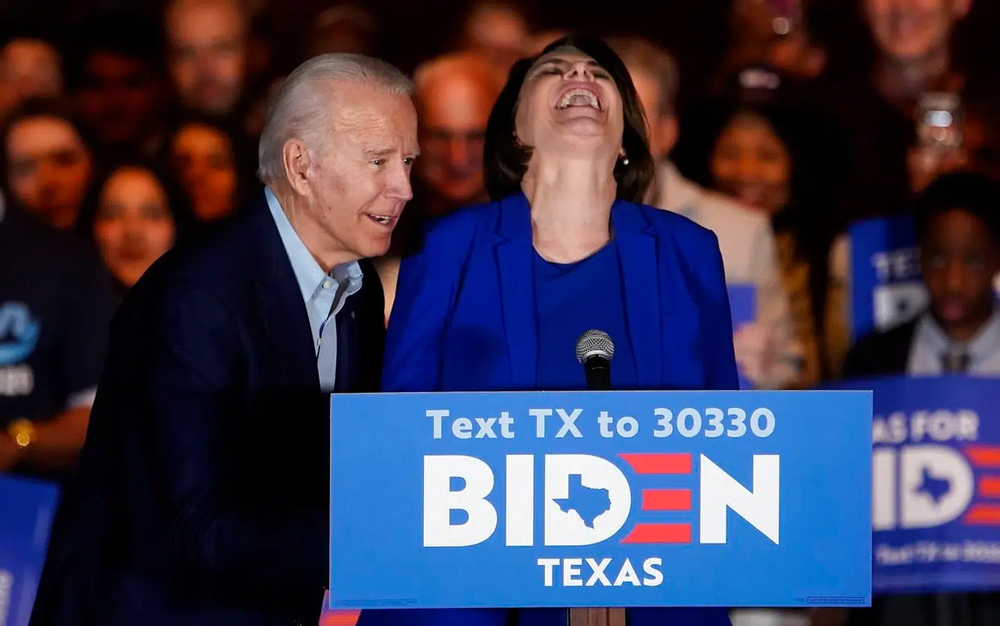 Amy Klobuchar støtter Joe Biden.
