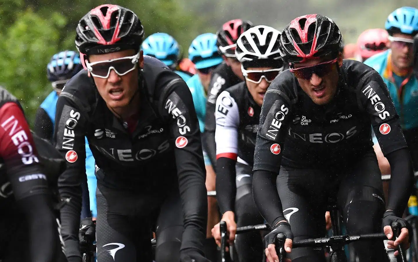 Gianni Moscon (th.) sammen med Chris Froome (tv.).