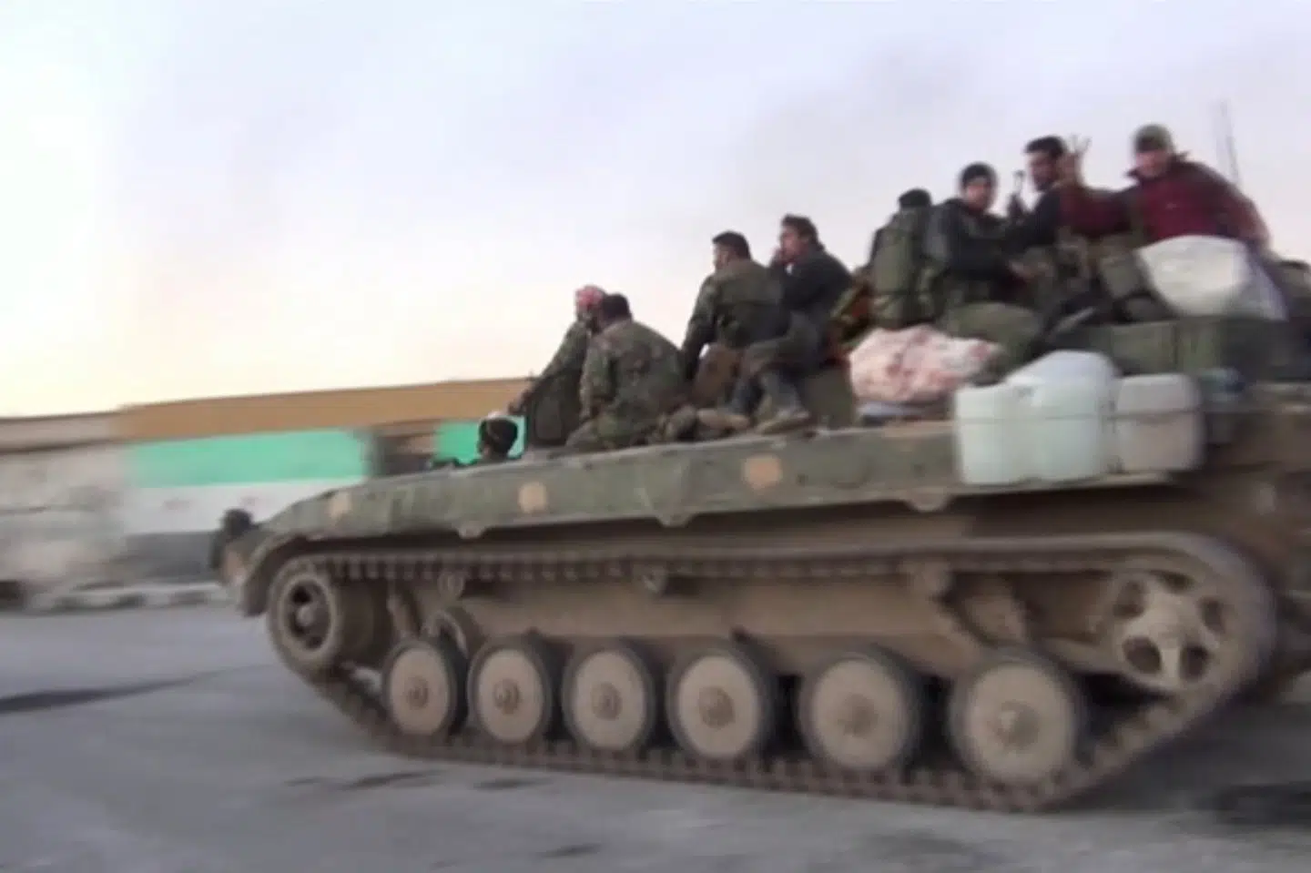 Foto af syriske soldater, som rykker frem mod byen Kfar Nabl i Syrien. Reuters Tv/Reuters