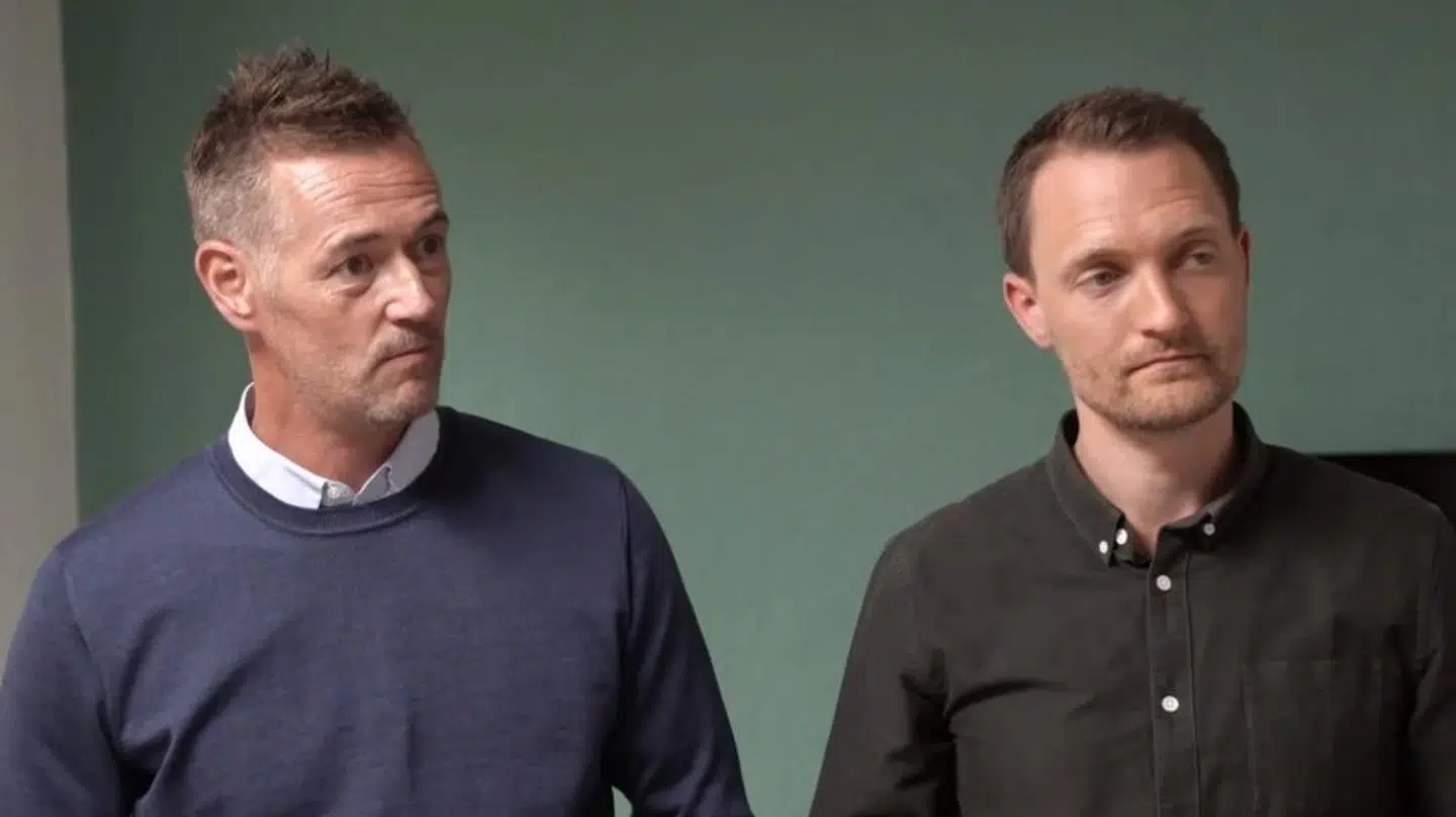 Kenneth Hansen, til højre, besøger Spar Kassen og giver sine tips til, hvordan danske forbrugere kan spare penge.