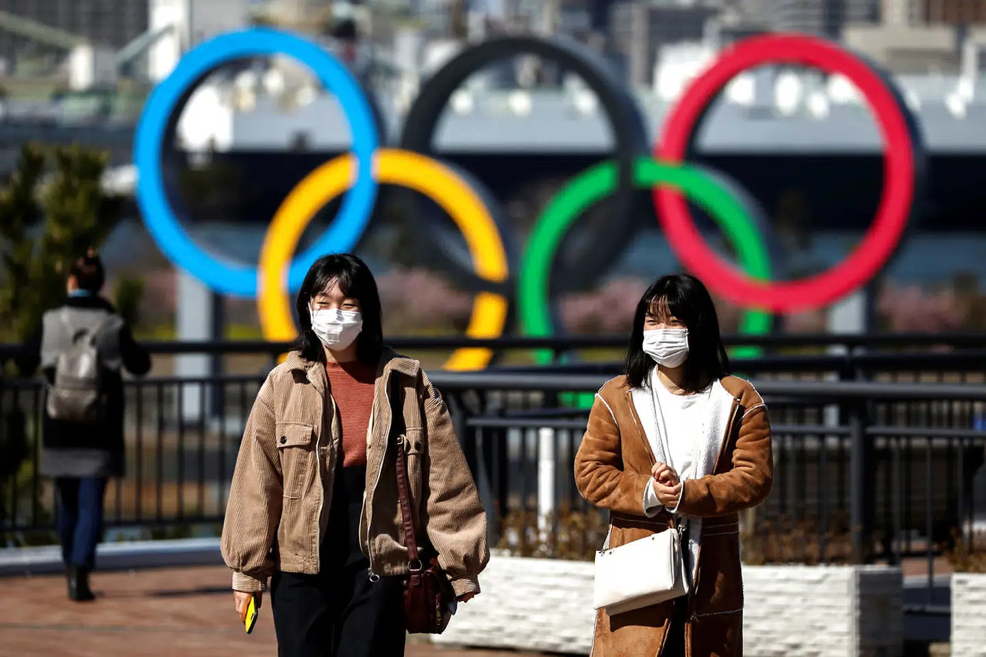 Folk bærer masker i Tokyo på grund af frygt for coronavirus.