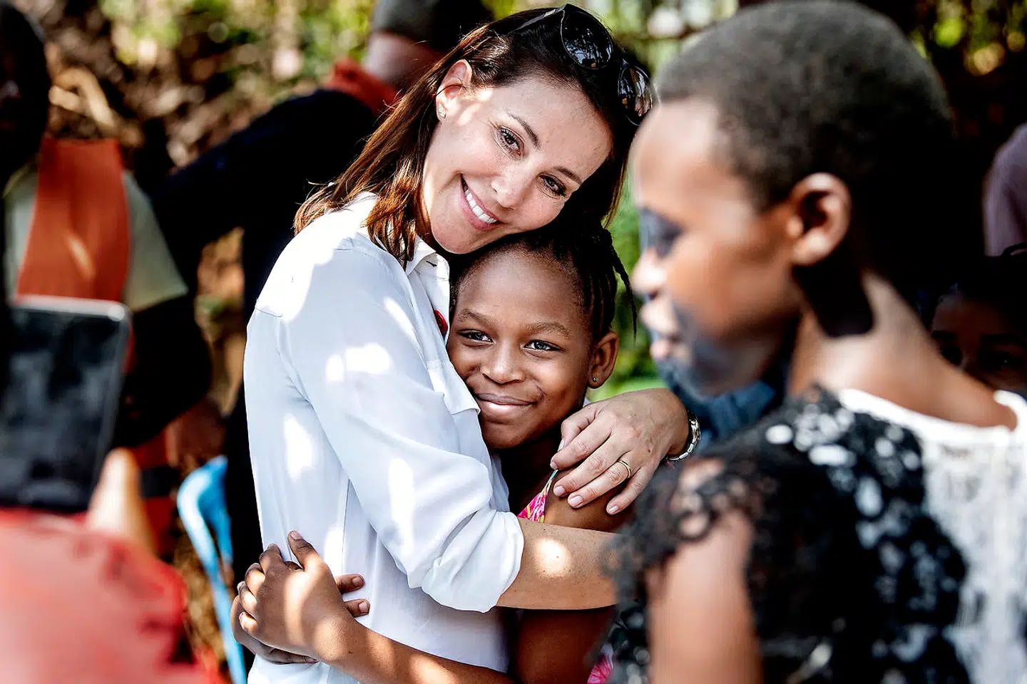 En heldig pige i Uganda fik et rigtigt royalt kram.