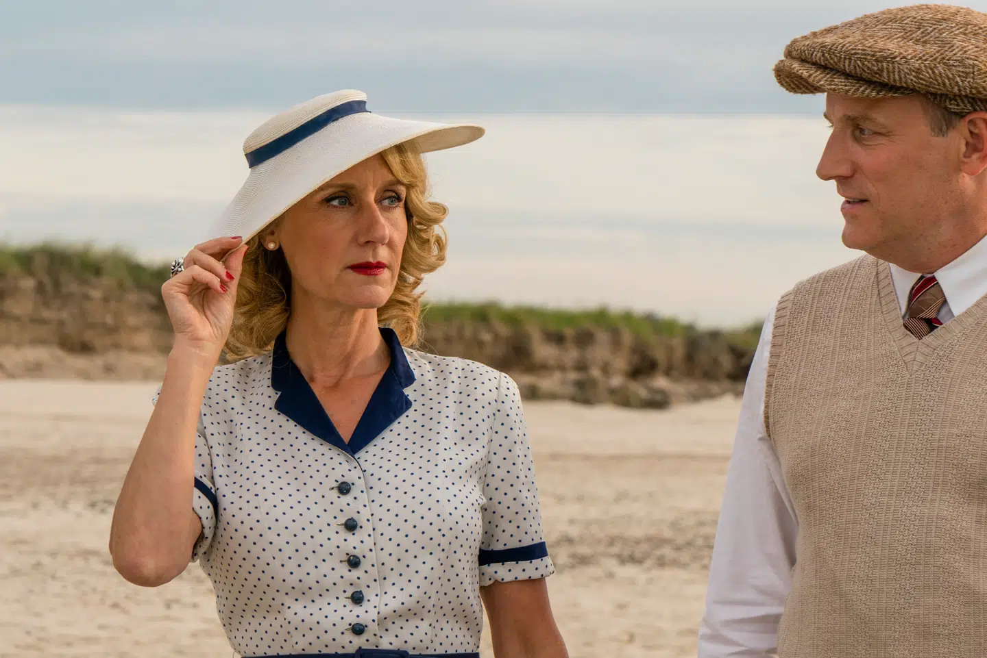 Fru Frigh (Anette Støvelbæk) og den falske Johan Ramsing (Rasmus Botoft).