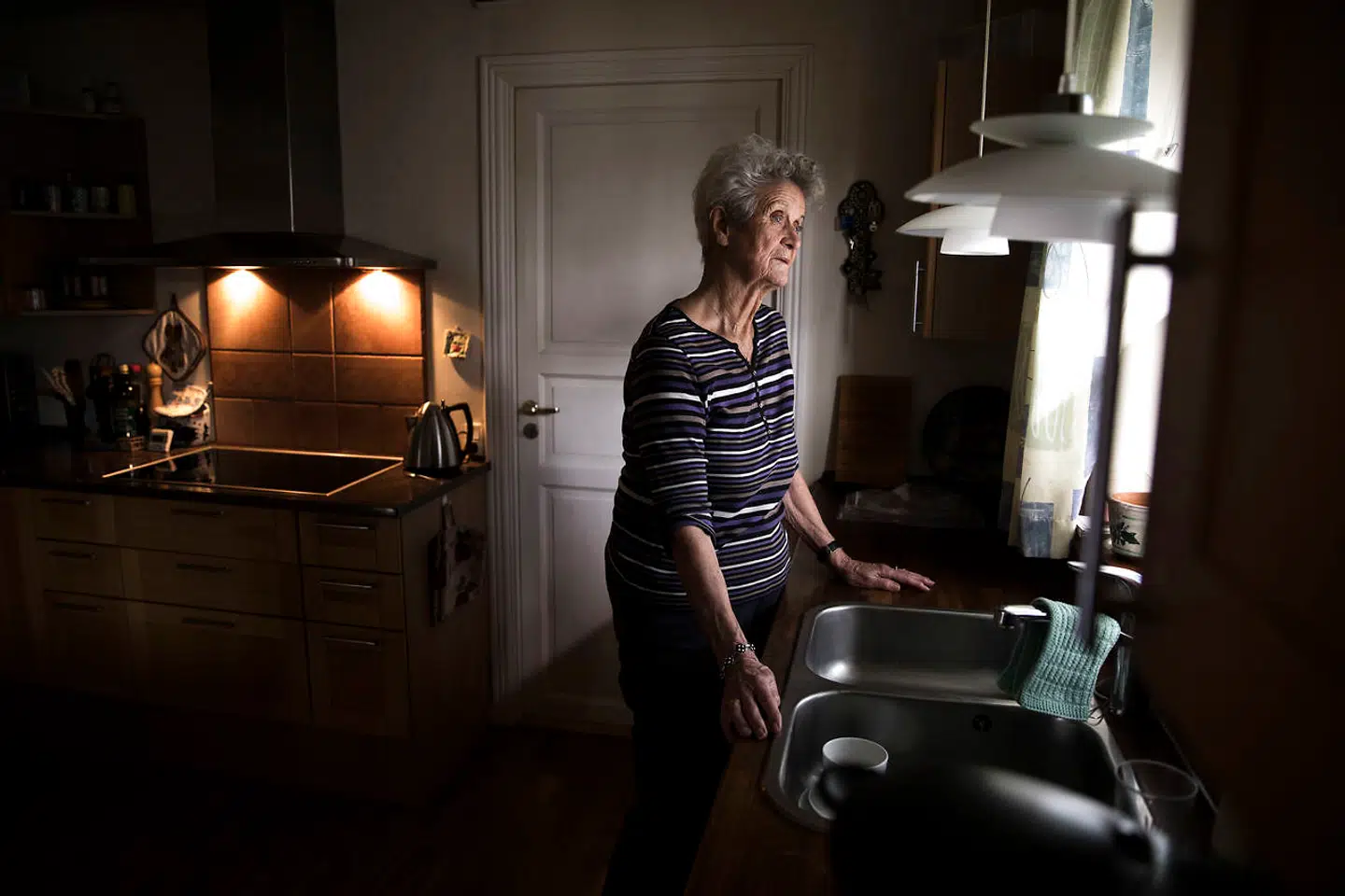 Birthe Engesgaards køkken og alrum er nu henlagt i mørke på grund af nabobyggeriet, som er alt for tæt på skel.