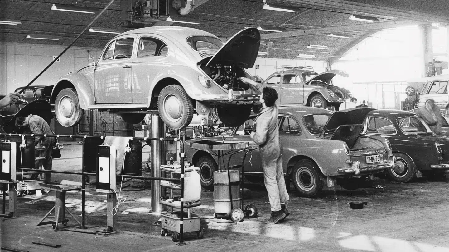 Et af Stenhøjs værksteder i 1960'erne, hvor en lift er taget i brug.