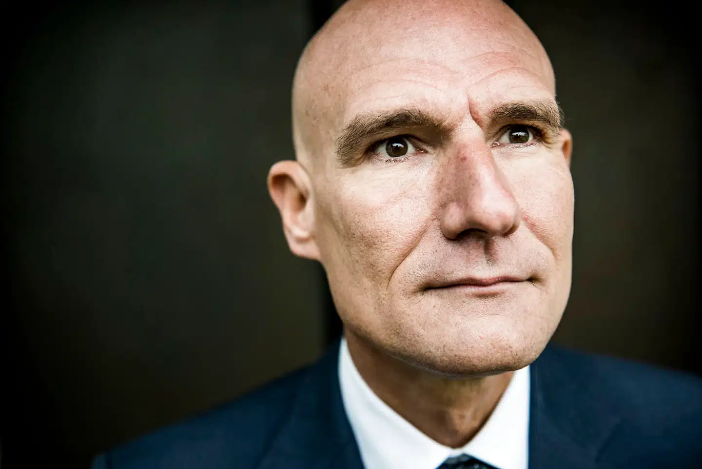 Advokat Jan Leth Christensen har siden januar 2018 ligget i åben strid med sine naboer og Gentofte Kommune. Striden drejer sig om den luksusvilla, som han er ved at opføre på Sigridsvej i Hellerup i første række til Øresund.