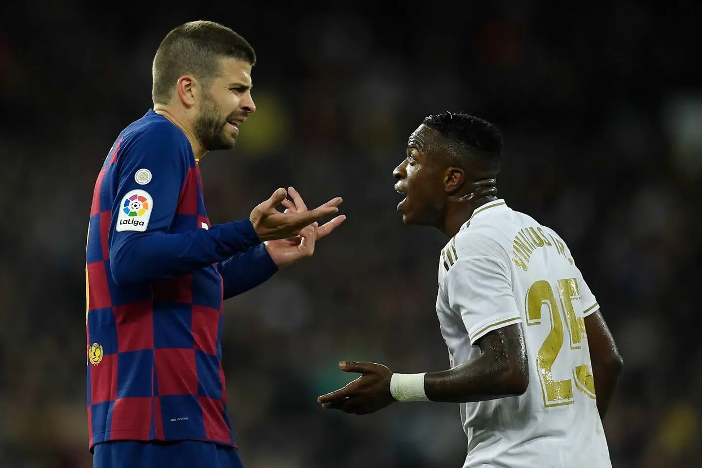 Gerard Piqué (tv.) diskuterer med kampens første målscorer, Vinicius Jr.