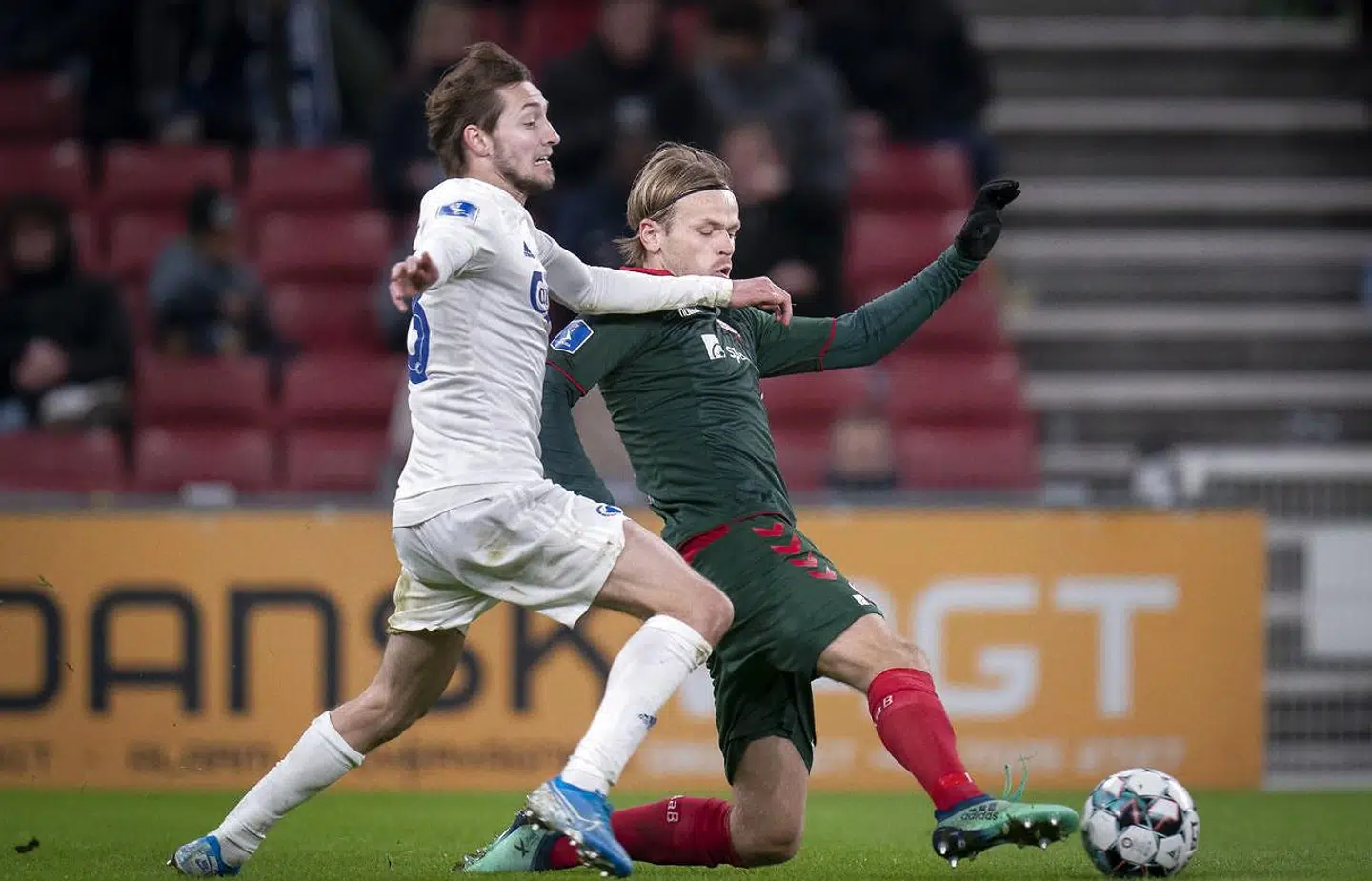 FCK's Rasmus Falk (tv.) og AaB's Iver Fossum (th.) i duel.