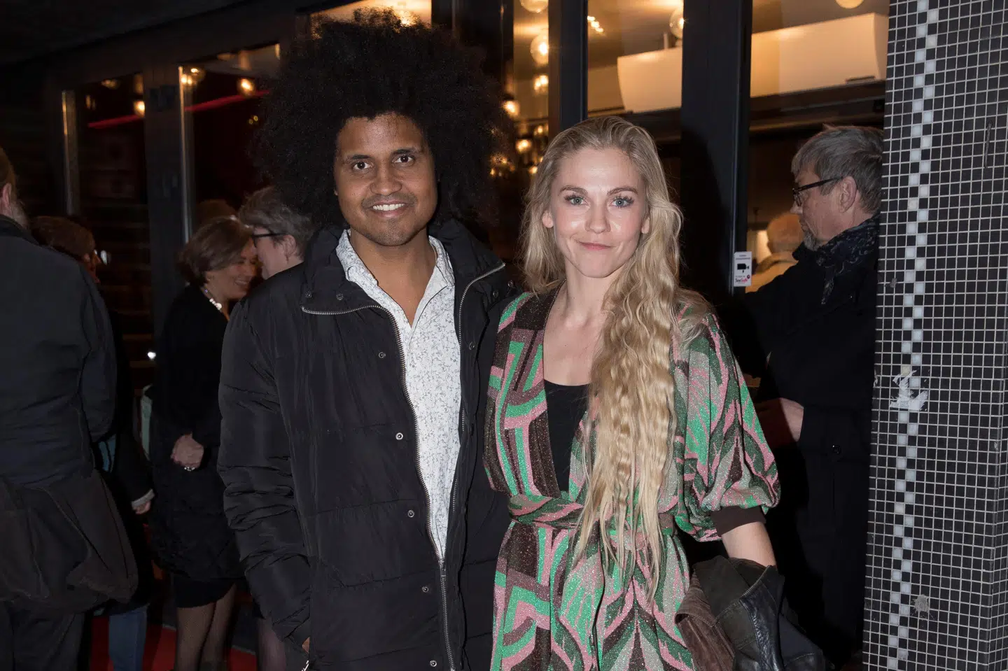 Mille Gori og kæresten Thomas Buttenschøn på den røde løber på Nørrebro Teater