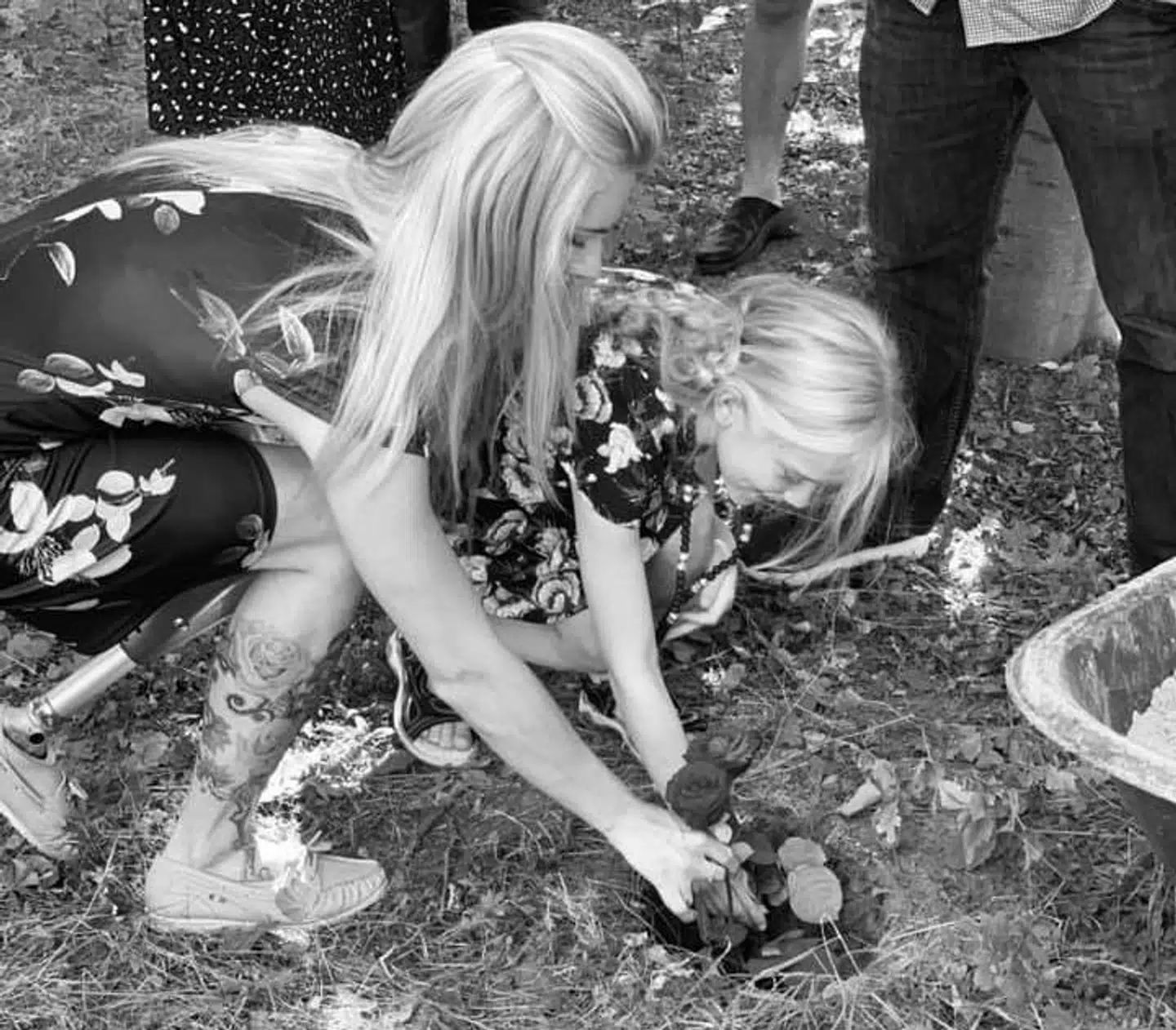 Maria Lassen sænkede Steffens urne på kirkegården i Farum sammen med hans datter Karishma.