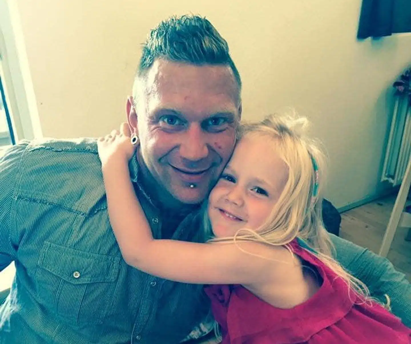 Steffen Tofte med sin datter Karishma.