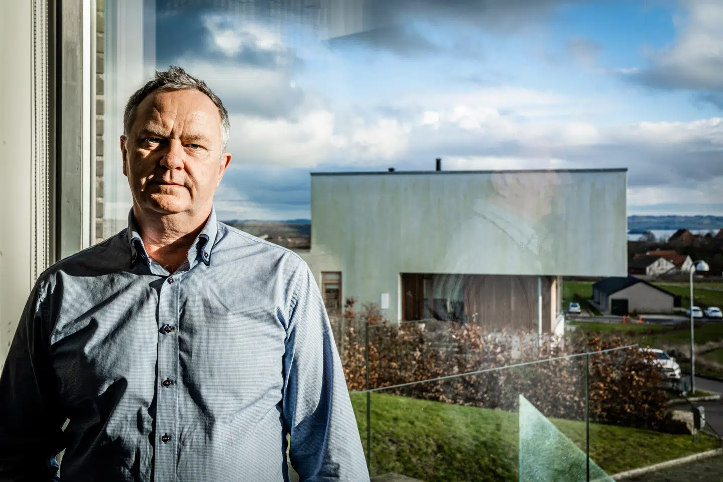 Henrik Aagaard er vred over, at hans nabo har fået lov til at bygge et stort hus i strid med lokalplanen. Huset tager hans udsigt til Kalø Vig.