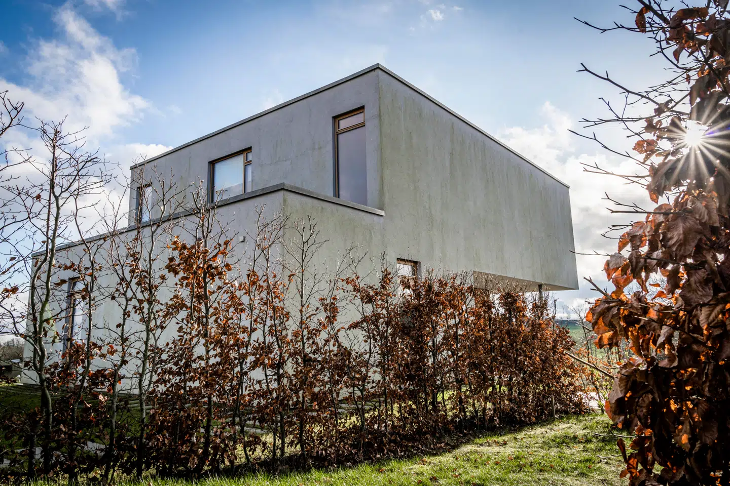 Henrik Aagard er sammen med et nabopar utilfredse med det byggeri, der tager deres udsigt. Her udsigten fra Kalø Vig fra naboparrets have.