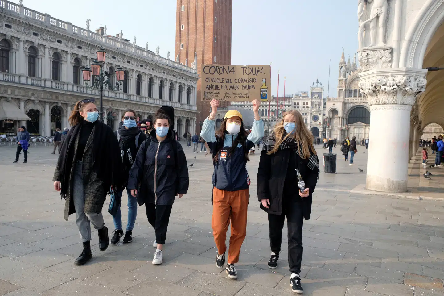 I Venedig bærer indbyggerne ansigtsmasker, efter at det traditionsrige karneval i byen sidst i februar blev afbrudt på grund af coronaudbrud. (Arkivfoto) Manuel Silvestri/Reuters