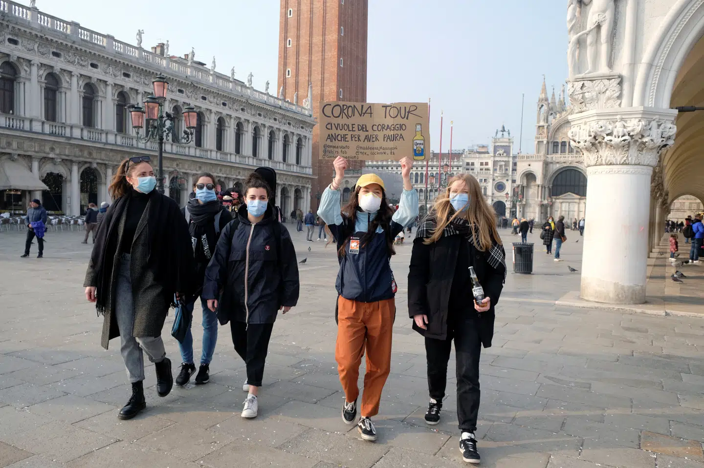 I Venedig bærer indbyggerne ansigtsmasker, efter at det traditionsrige karneval i byen sidst i februar blev afbrudt på grund af coronaudbrud. (Arkivfoto) Manuel Silvestri/Reuters