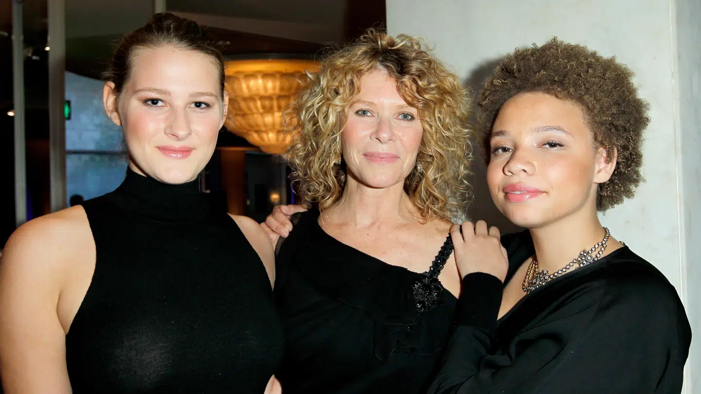 Mikaela Spielberg (th.) sammen med sin mor, skuespillerinden Kate Capshaw, og sin søster Destry Allyn Spielberg (tv.).