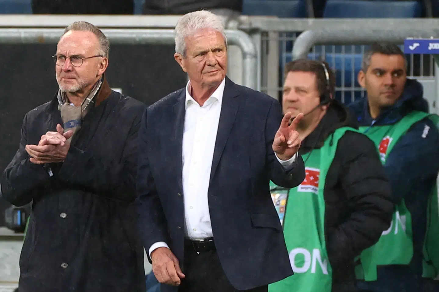 Hoffenheim-ejer Dietmar Hopp står sammen med Bayern Münchens direktør, Karl-Heinz Rummenigge, for at vise sammenhold, da Bayerns fans var efter den i upopulære Hoffenheim-ejer. Kai Pfaffenbach/Reuters