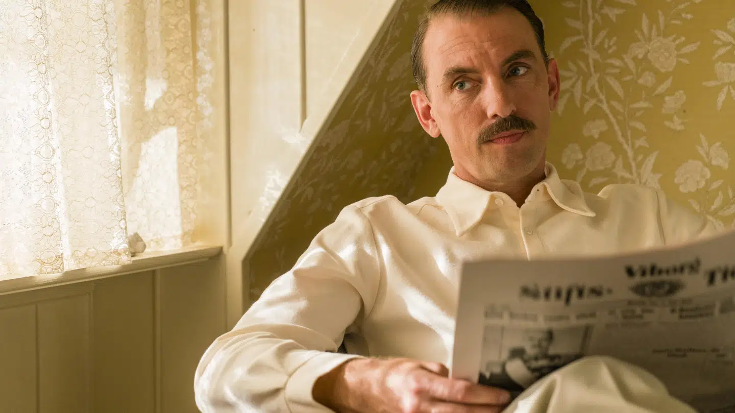 Mads Wille spiller grev Ditmar.