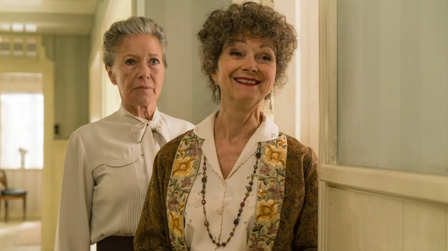 Birthe Neumann (bagest) spiller fru Fjeldsø.