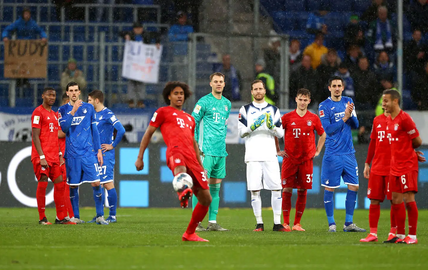 Spillerne fra Hoffenheim og bayern München i fælles protest på banen.