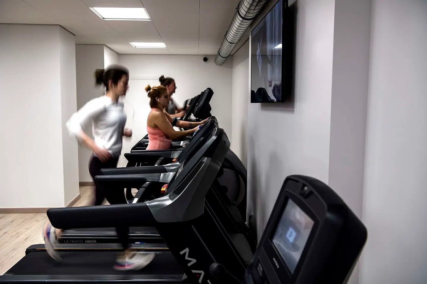 People run on treadmills at a fitness centre in Paris on February 3, 2020. (Photo by Christophe ARCHAMBAULT / AFP)