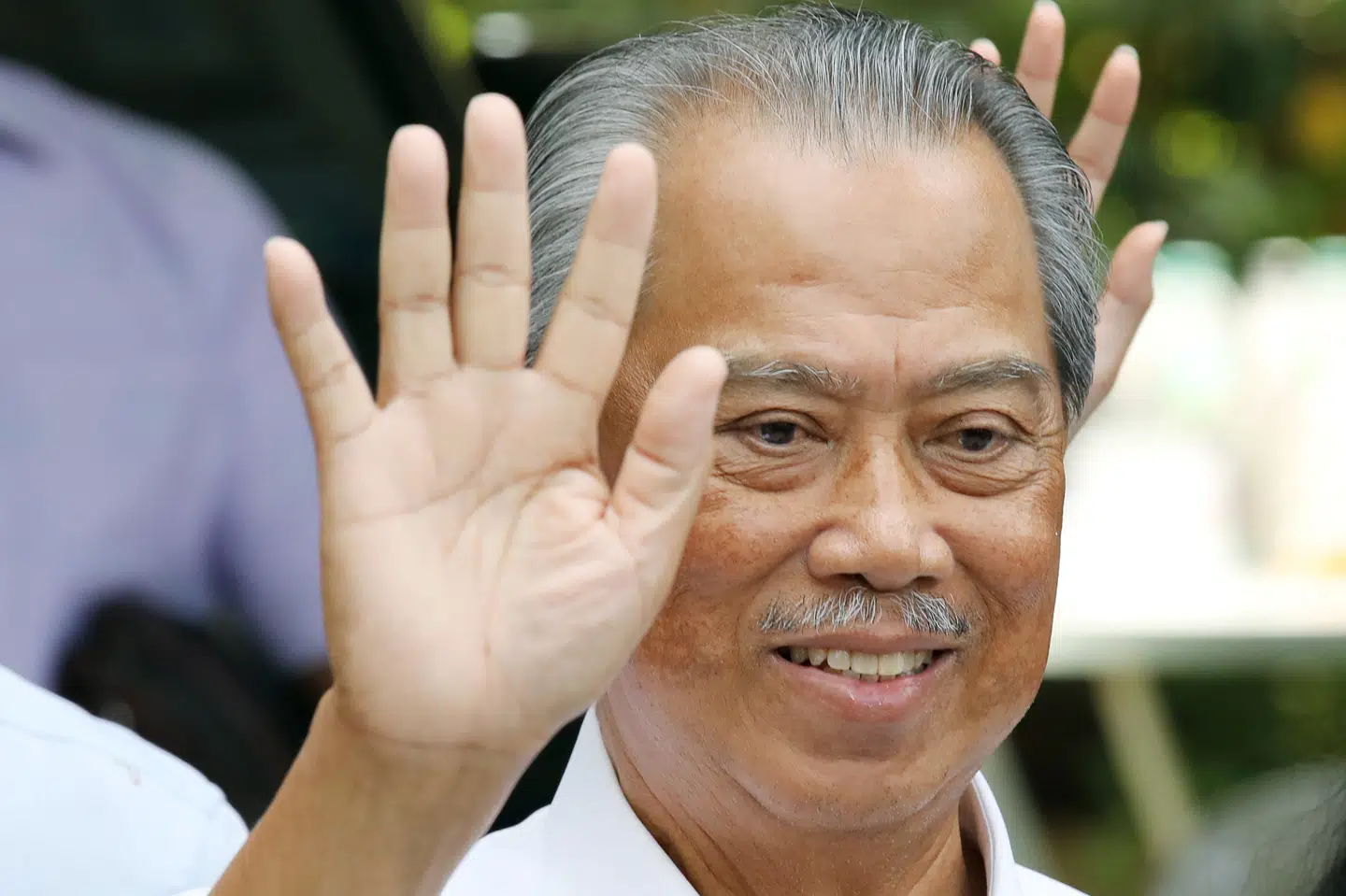 Malaysias nye premierminister og tidligere indenrigsminister Muhyiddin Yassin vinker til journalister, efter at han er blevet udnævnt som premierminister. Lim Huey Teng/Reuters