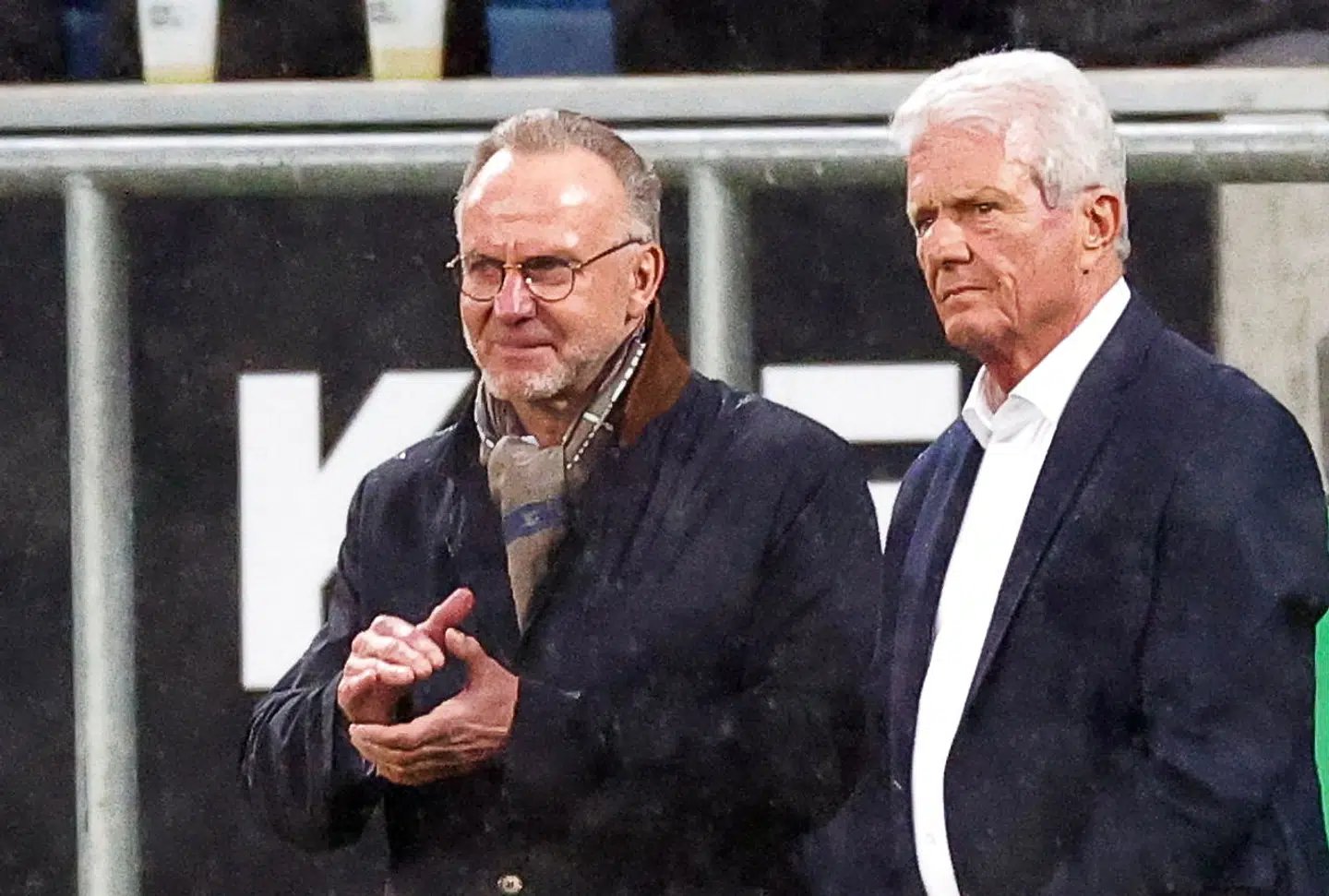 Bayern Münchens bestyrelseformand, Karl-Heinz Rummenigge (tv), ved siden af Dietmar Hopp under lørdagens kamp.