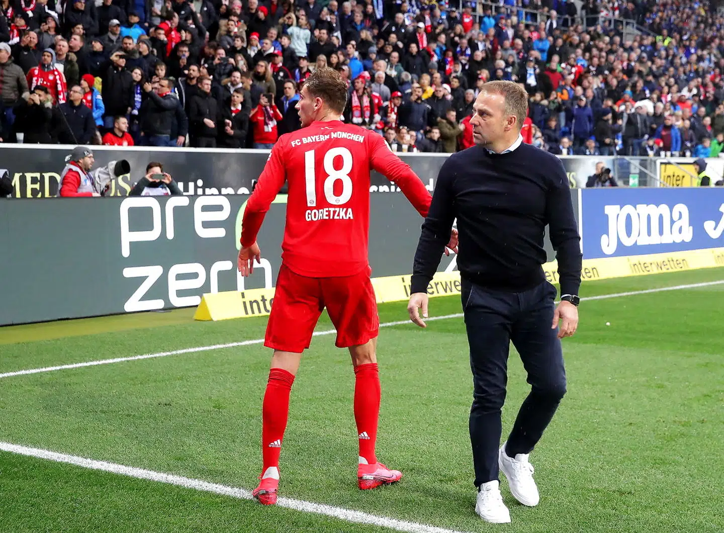 Leon Goretzka og Bayern-træner Hansi Flick skælder ud på Bayern-fansene med banneret.