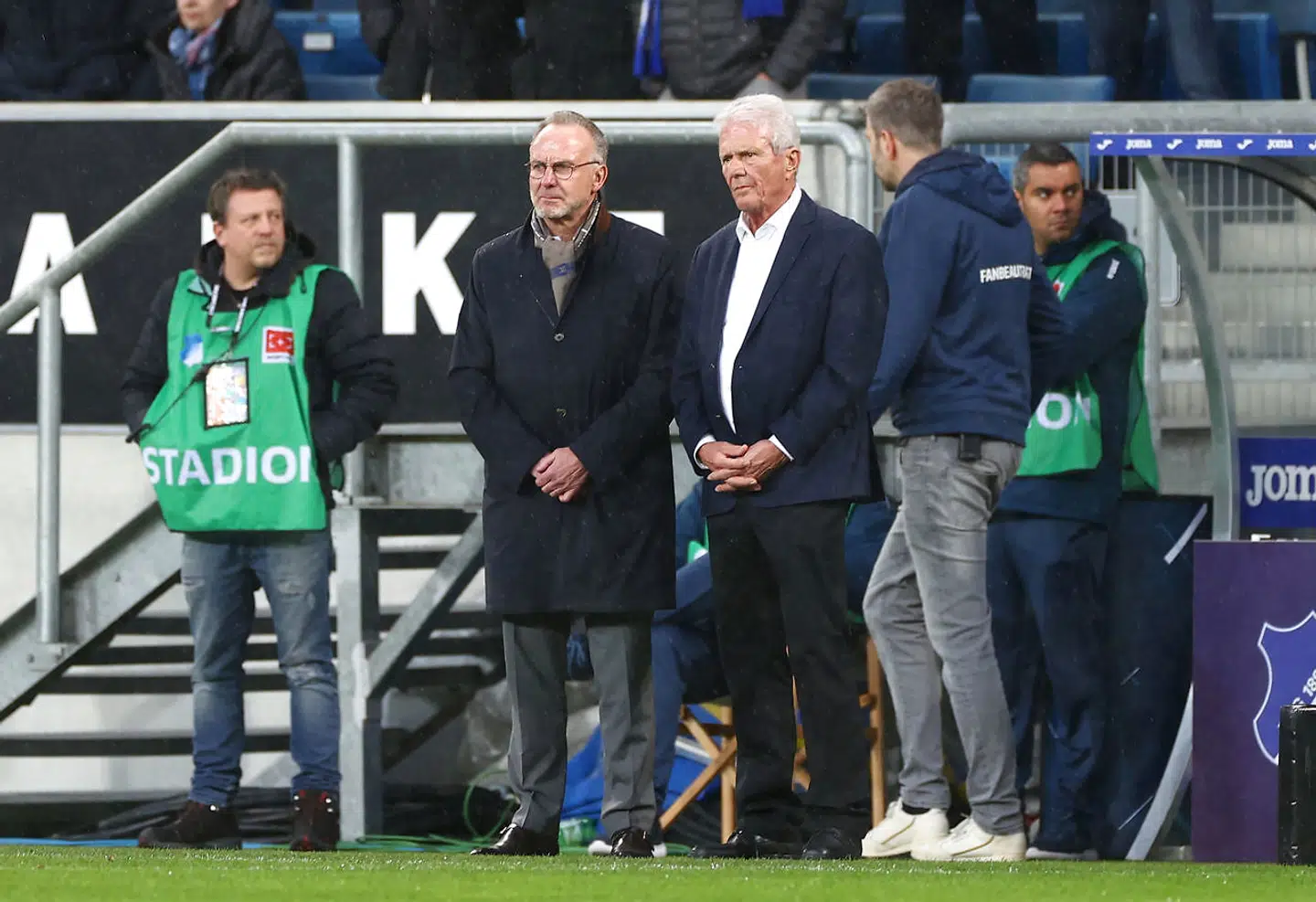 Karl-Heinz Rummenigge og Dietmap Hopp på sidelinjen på stadion i Hoffenheim.