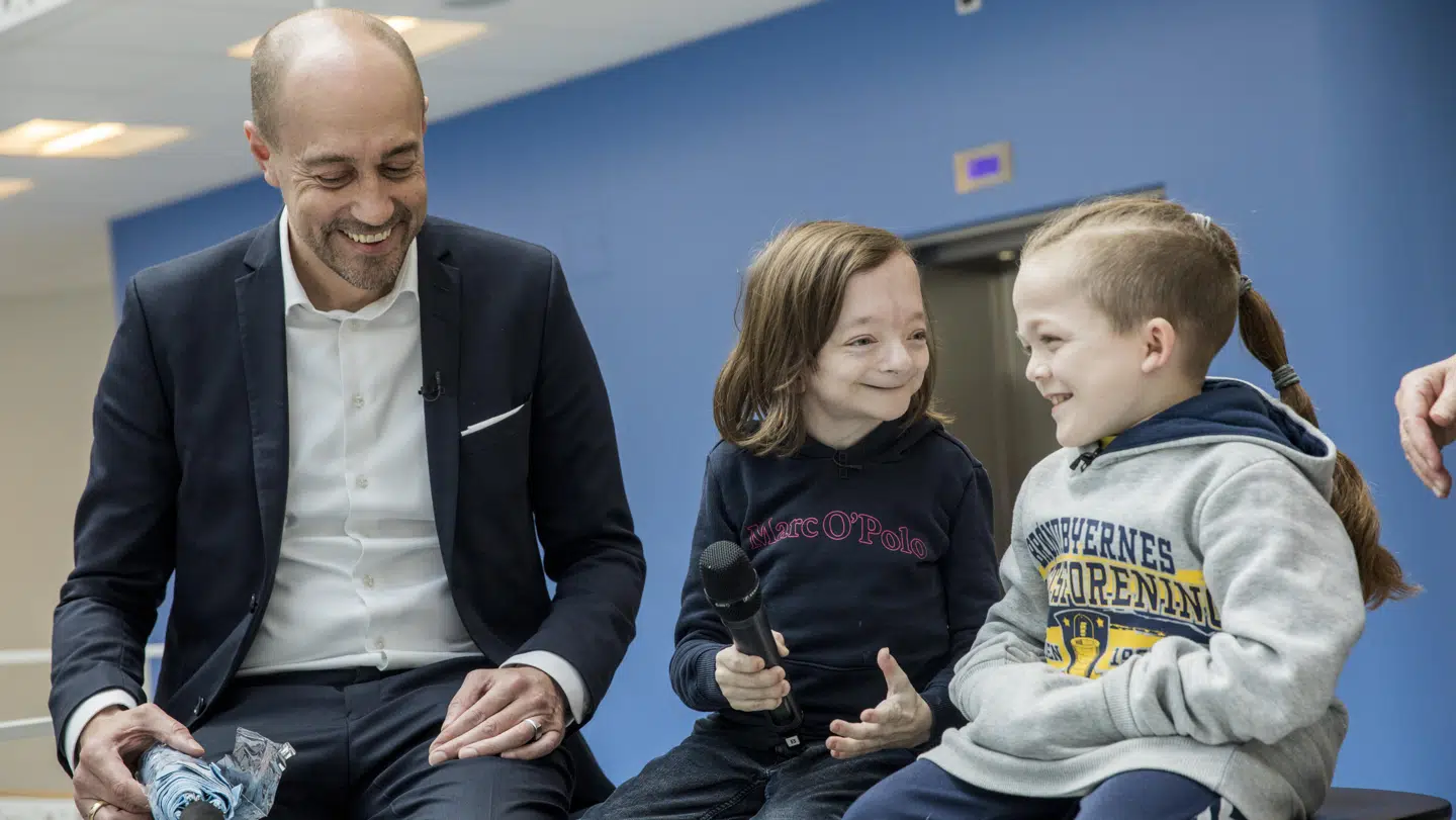 Hjalte og Piet taler med sundhedsminister Magnus Heunicke (S). Foto: Nikolai Linares/Byrd.