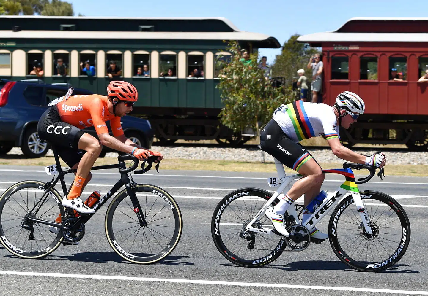 Mads Pedersen (th.) til Tour of Down Under i den stribede verdensmestertrøje.