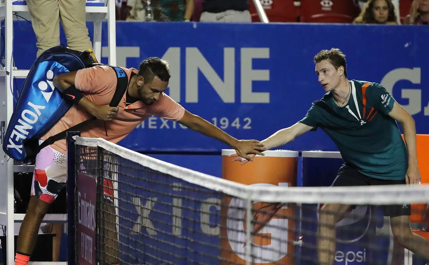 Nick Kyrgios (tv.) trækker sig fra kampen mod Ugo Humbert.