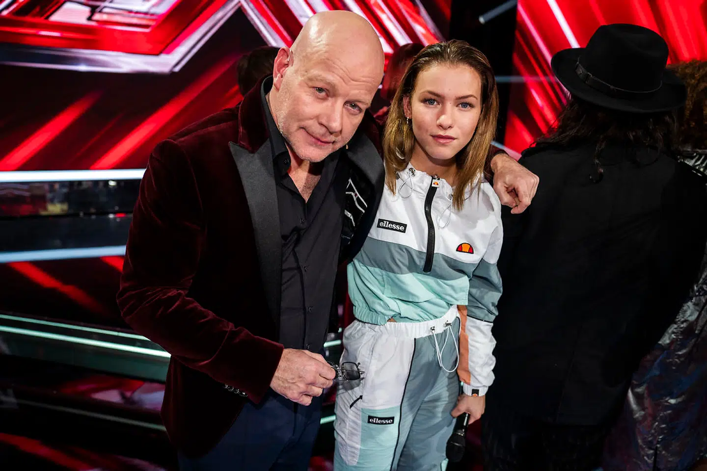 Mathilde Caffey med sin mentor Blachman efter i første liveshow.