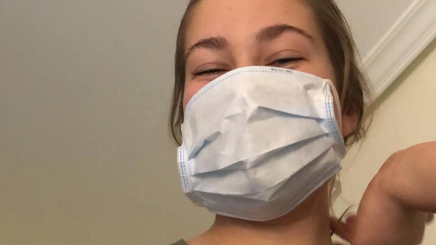 Et smil bag masken fra 13-årige danske Anna. Skolen må vente, mens hun er i Corona-karantæne på Tenerife.