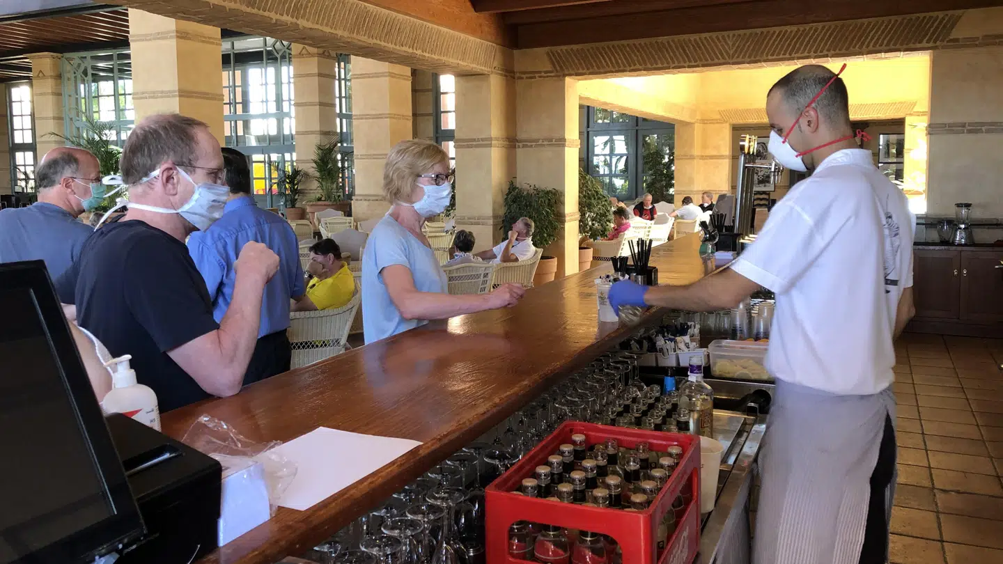 Feriegæster i karantæne får serveret en øl på nedlukket hotel på Tenerife.
