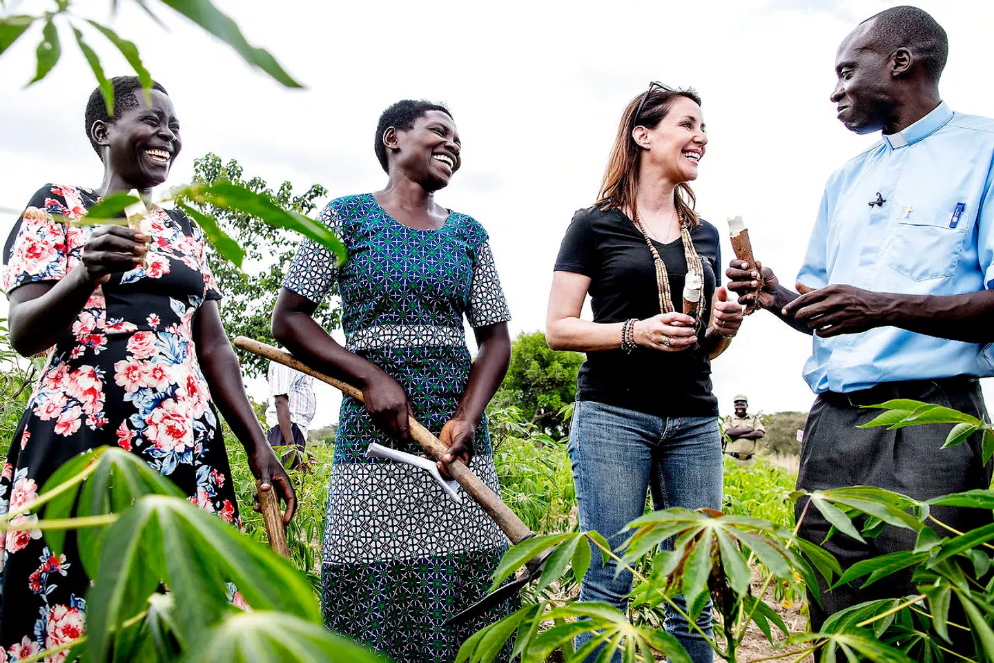 Skal, skal ikke. Prinsesse Marie skulle lige have lidt betænkningstid, inden hun satte tænderne i den afrikanske spise kassavaroden.