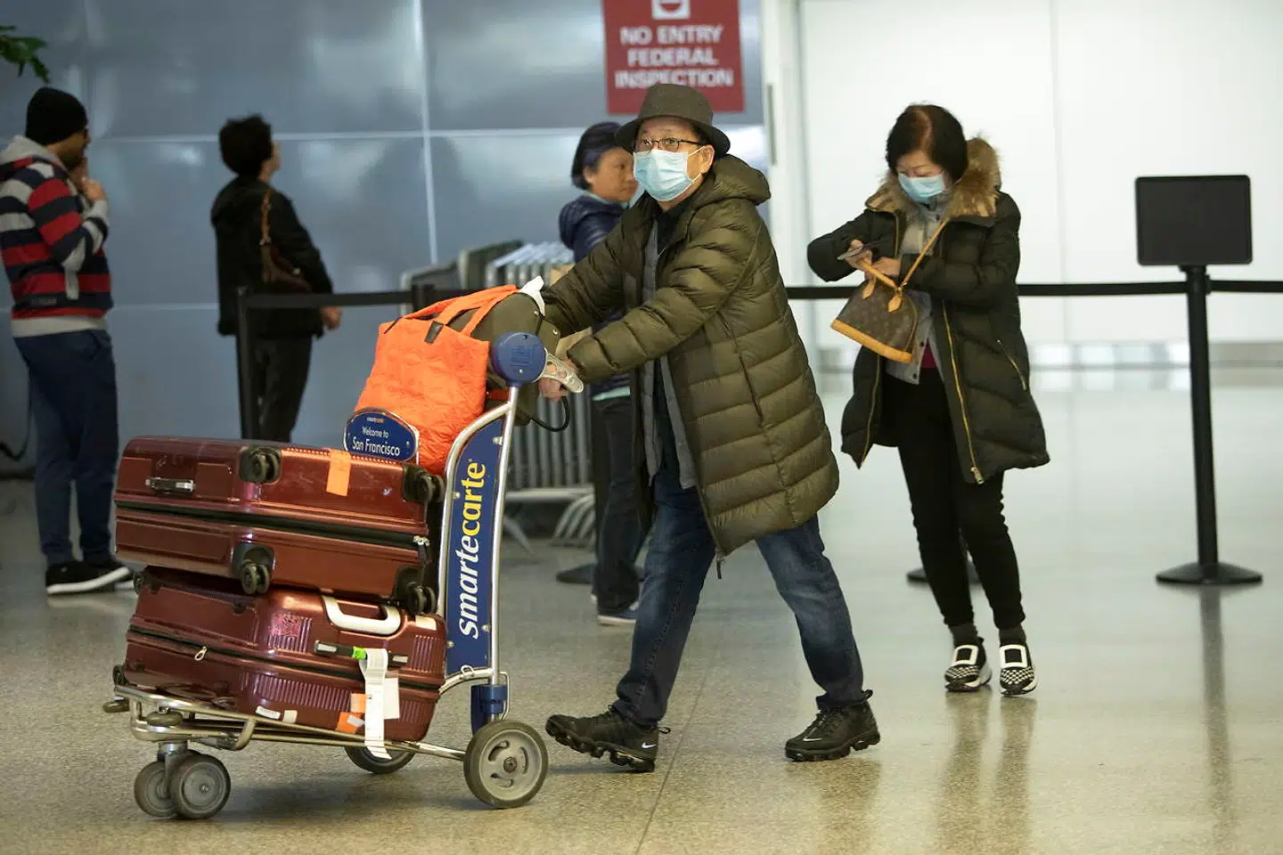 Også i San Francisco International Airport går de med ansigtsmasker.
