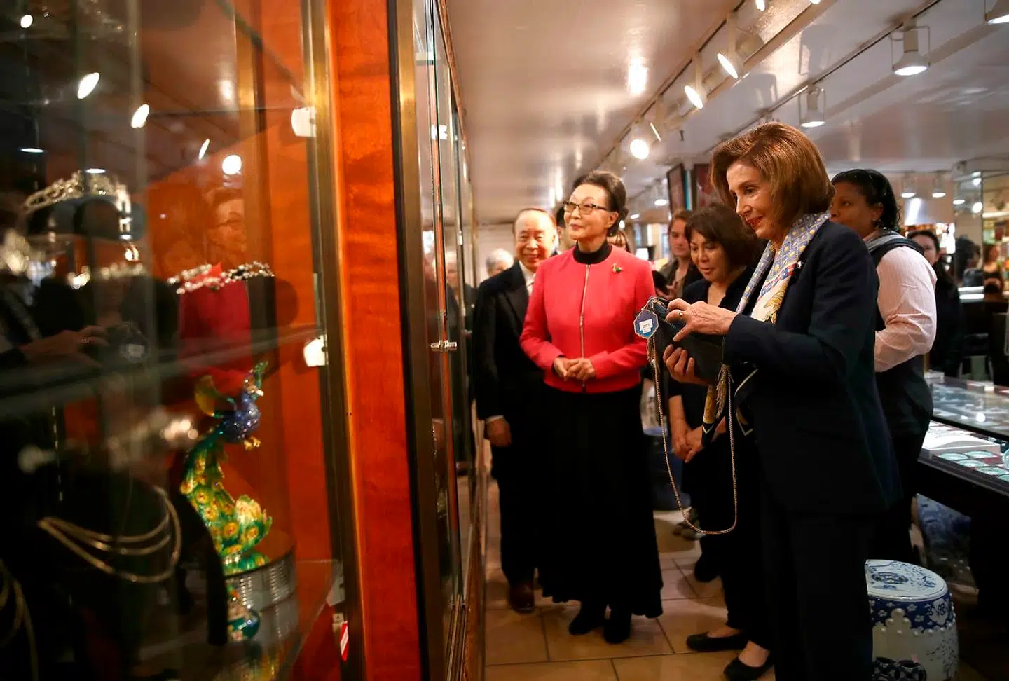 Nancy Pelosi (th) har besøgt Canton Bazaar i San Franciscos Chinatown den 24 february.