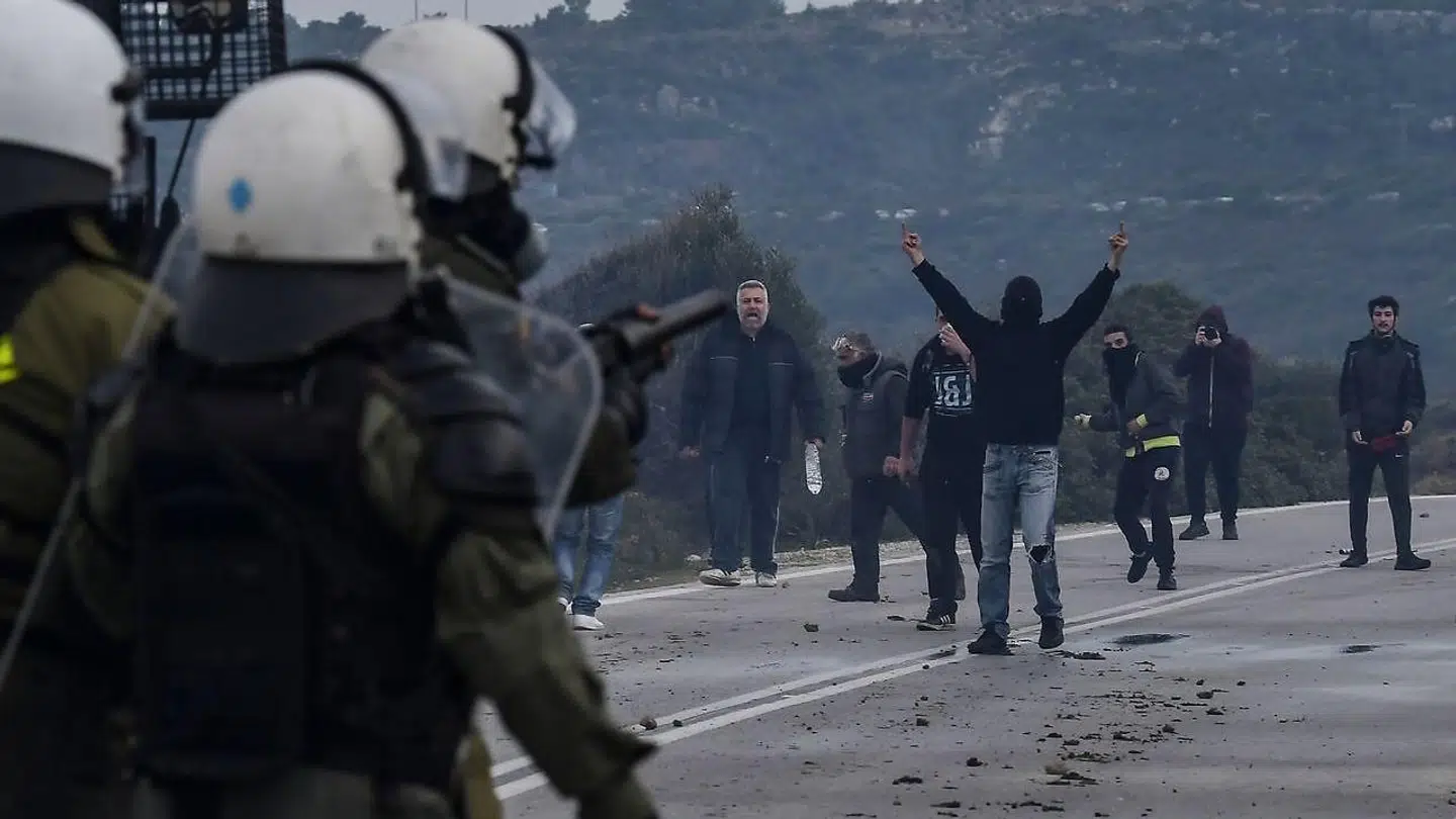 Det græske politi kolliderer med demonstanter, under protester mod konstruktionen af en ny flygtningelejr nær byen Mantamados på Lesbos den 26. februar 2020.