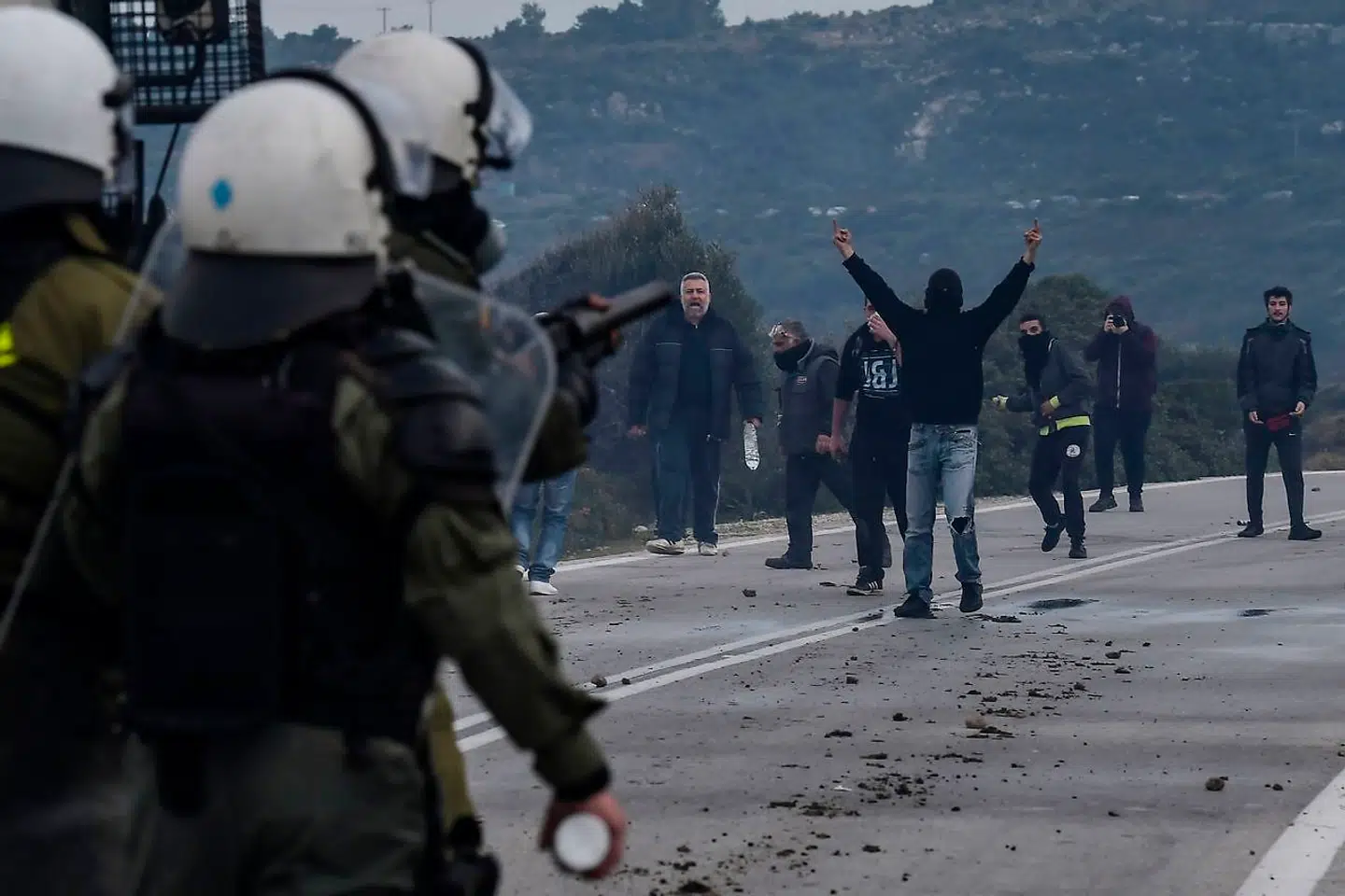 Det græske politi kolliderer med demonstanter, under protester mod konstruktionen af en ny flygtningelejr nær byen Mantamados på Lesbos den 26. februar 2020.