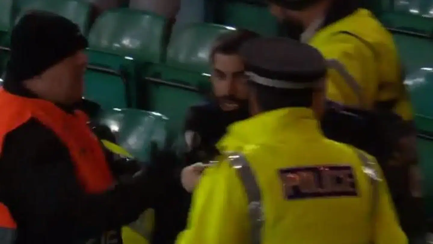 Sekundet efter skubbet. Lige til venstre for Michael Santos i billedet ses den gule vest fra den vagt, der er skubbet omkuld.