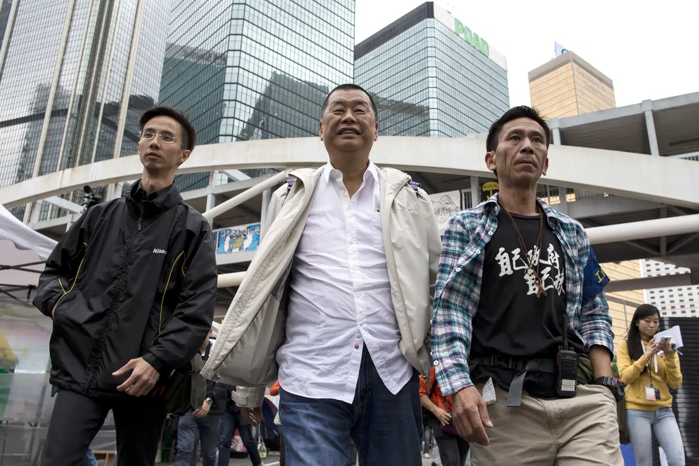 71-årige Jimmy Lai, der er entreprenør, milliardær og demokratiforkæmper, er blevet anholdt i Hongkong for sin deltagelse i en forbudt demonstration i august. Her ses han (i midten) med andre demokratiforkæmpere i Hongkong i 2014. Tyrone Siu/Reuters