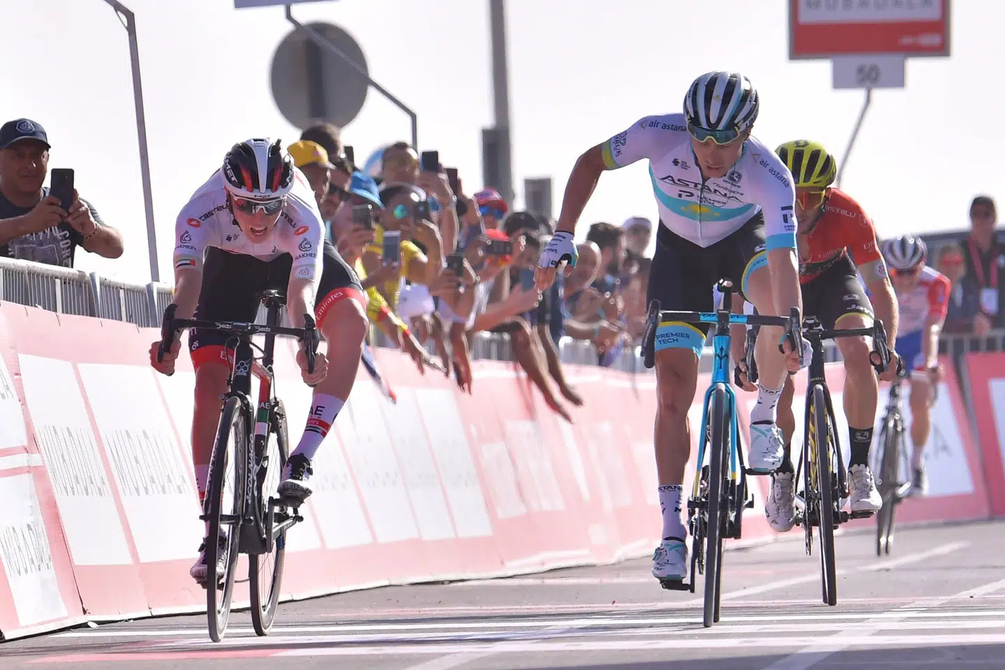 Tadej Pogacar (til venstre) vandt torsdag det, der skulle vise sig at blive den sidste etape af UAE Tour. Giuseppe Cacace/Ritzau Scanpix