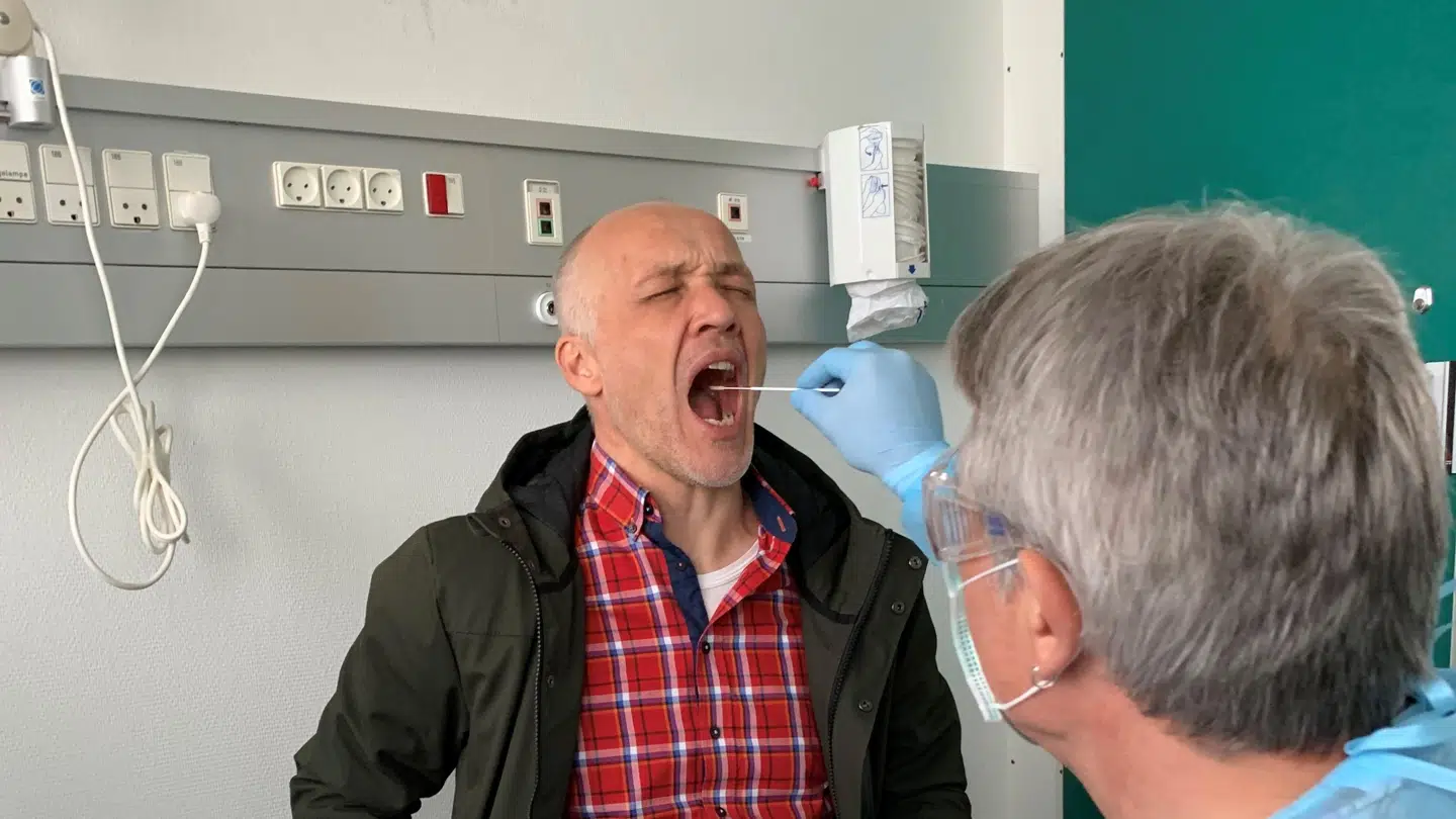 Jakob Tage Ramlyng bliver her undersøgt for coronavirus, inden det konstateres.