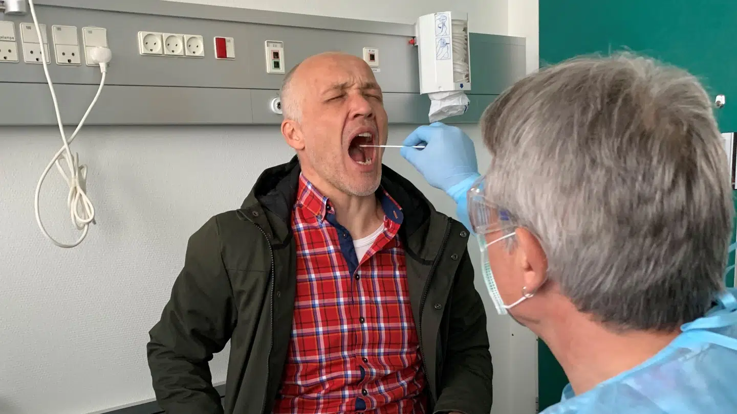 Jakob Tarp Ramlyng testes for CoVid-19. Han er den første dansker, der er testet positiv.