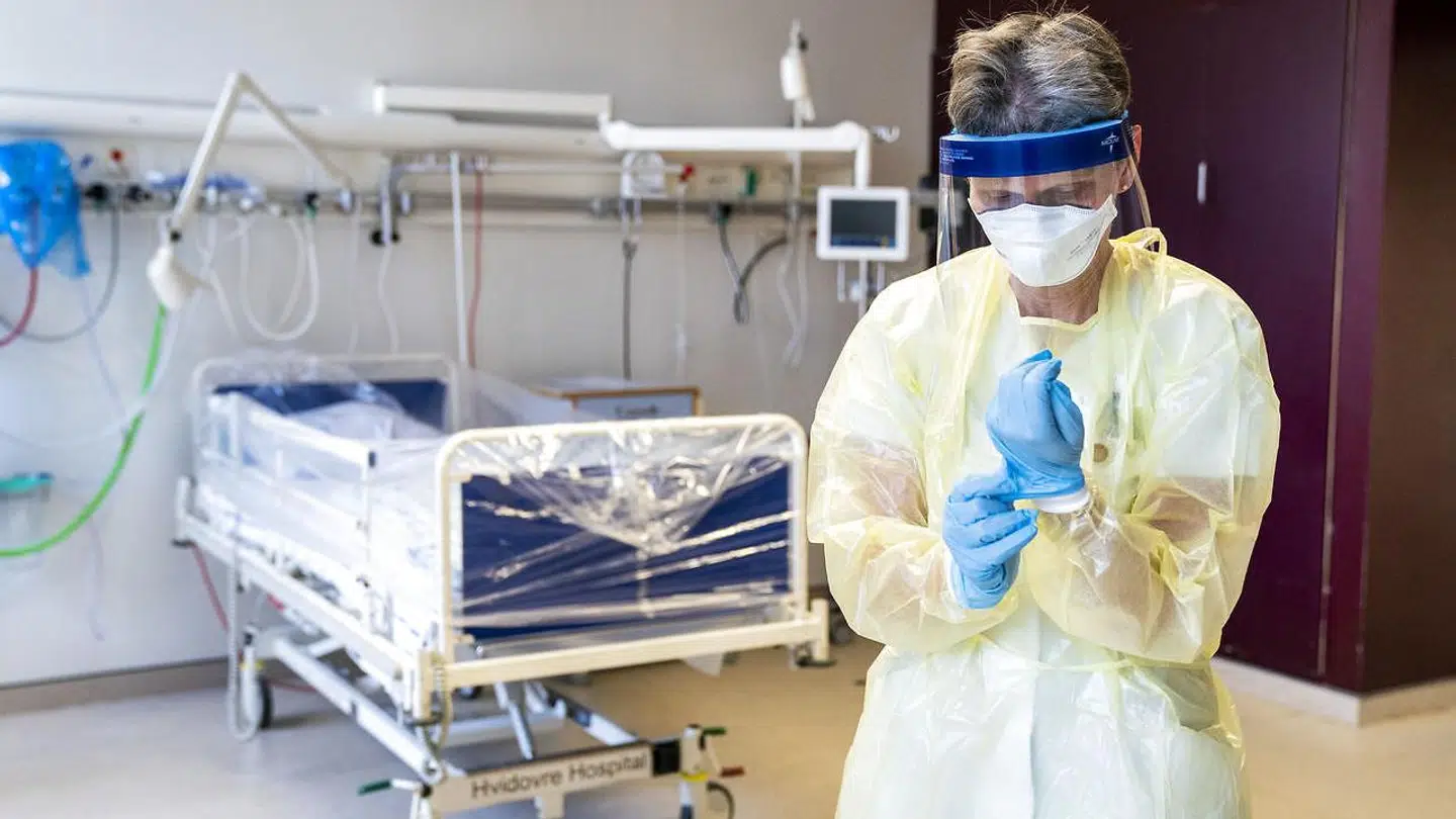 Ledende oversygeplejerske på infektionsmedicinsk afdeling Helle Ingmer ifører sig det beskyttelsesudstyr, som læger og sygeplejersker skal være klædt i, i tilfælde af at coronavirussen skulle sprede sig.