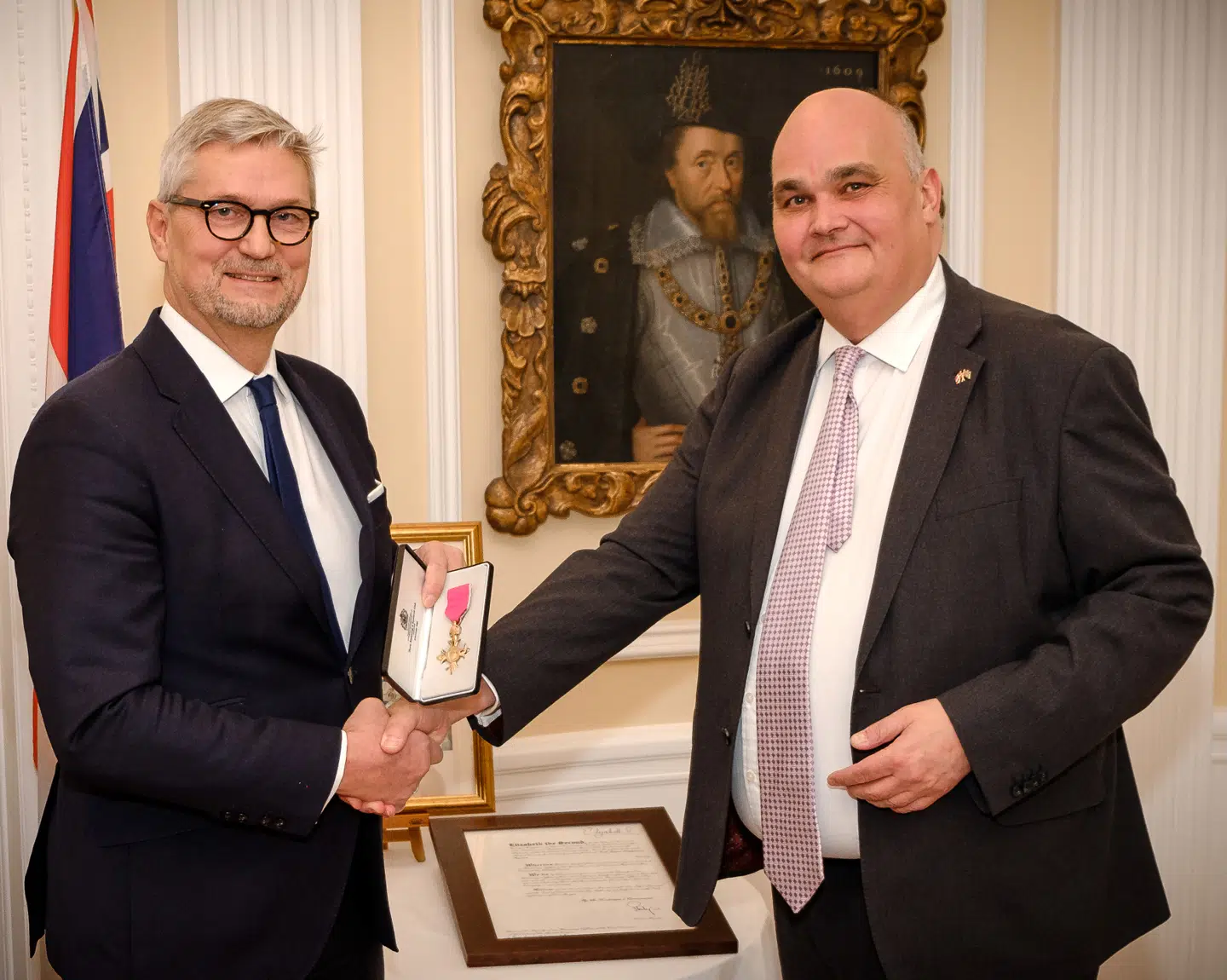 Ved overrækkelsen af den britiske orden ses her Erik Østergaard til venstre og ambassadør Dominic Schroeder til højre.