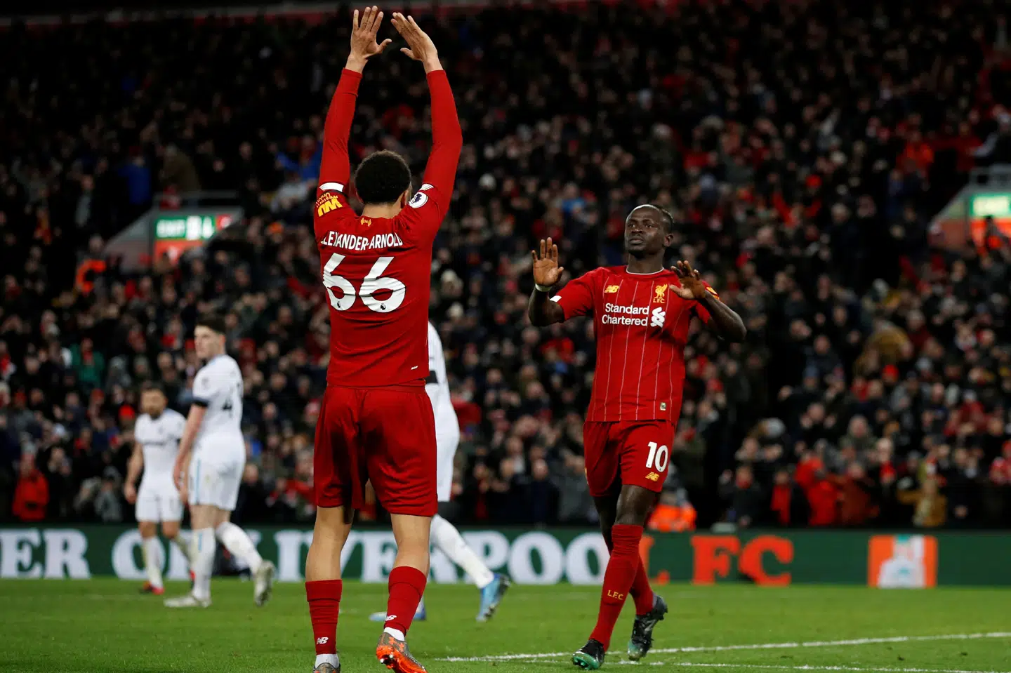 Både Trent Alexander-Arnold (tv.) og Sadio Mané (th.) var blandt de 11 spillere, som i seneste regnskabsår forlængede deres aftaler med Liverpool. Phil Noble/Reuters