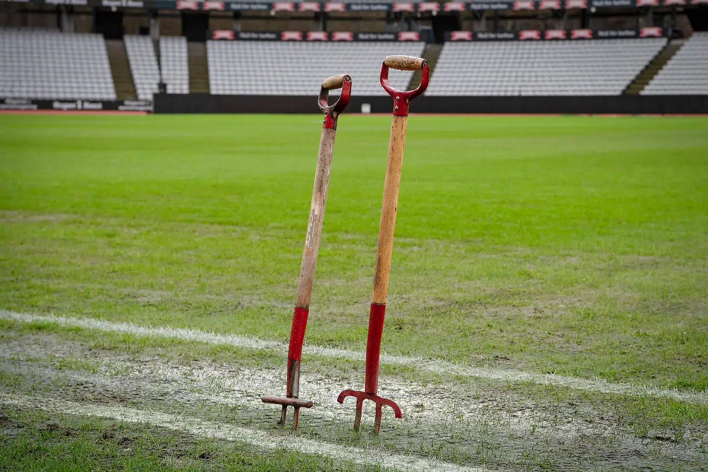 Den planlagte Superliga-kamp søndag 16. februar mellem AGF og Randers blev aflyst i Ceres Park på grund af sumpet bane.
