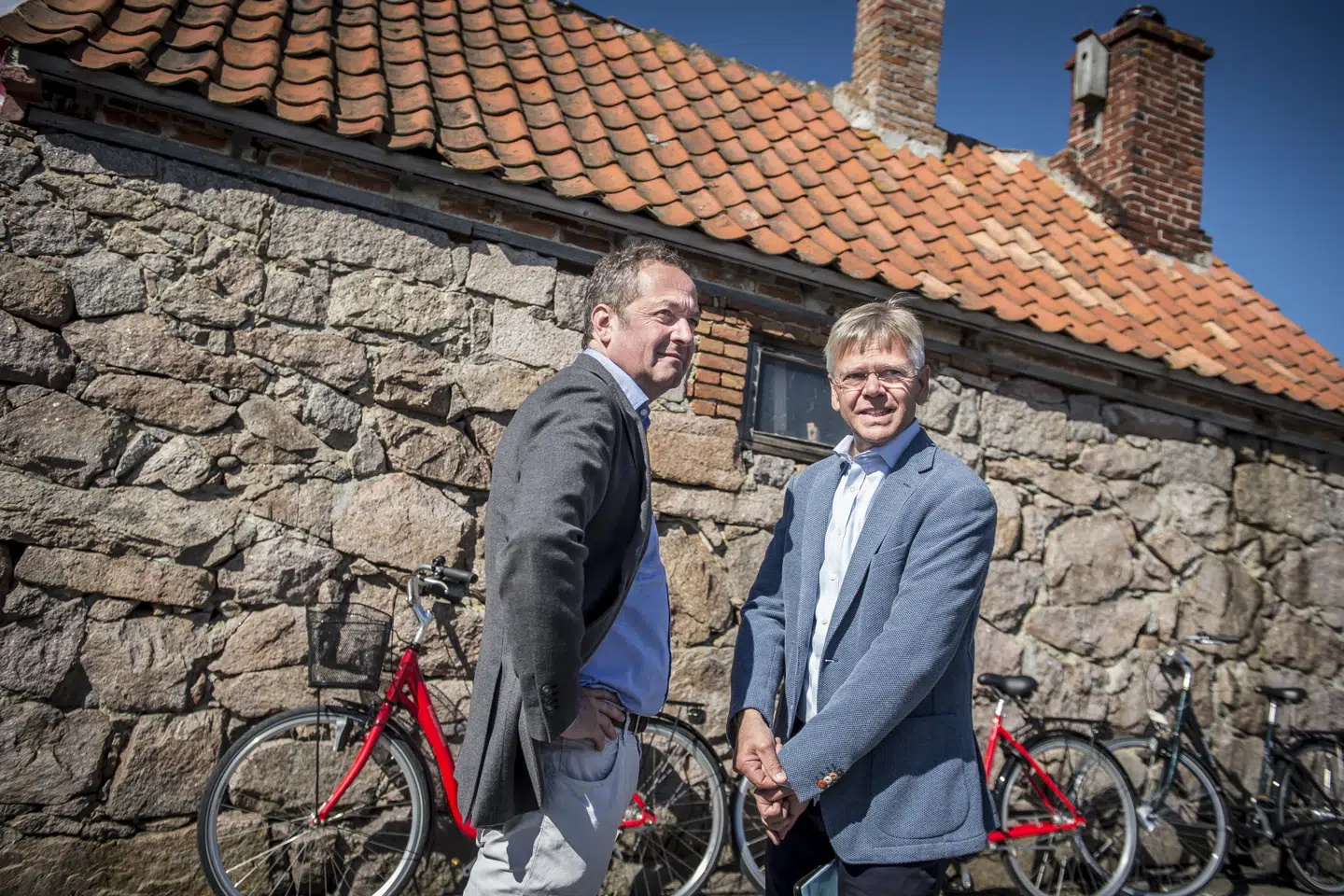 Fagforbundet Finansforbundet undrer sig over, at Danske Banks bestyrelsesformand, Karsten Dybvad (th.), skal have mere i løn, mens direktør Chris Vogelzang (tv.) skal udføre en fyringsrunde i banken, hvor 400 stillinger nedlægges, og 230 mister sit job. (Arkivfoto) Mads Claus Rasmussen/Ritzau Scanpix